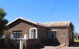 4 Bedroom House in Graaff Reinet