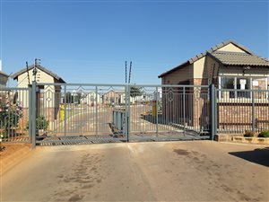 300 m² Land available in The Orchards
