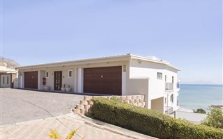 3 Bedroom House in Gordons Bay Central