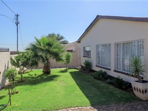 3 Bedroom House in Crown Gardens