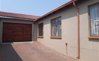 3 Bedroom House in Klipfontein View