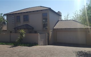 3 Bedroom Duplex in Ruimsig Country Estate