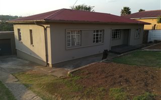 3 Bedroom House in Van Riebeeck Heights