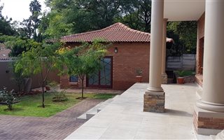 1 Bedroom Garden Cottage in Magalieskruin