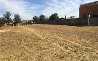 496 m² Land available in Rothdene