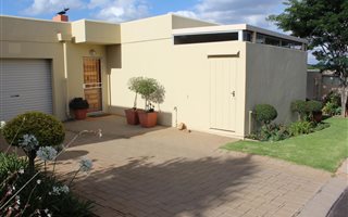 2 Bedroom Townhouse in Rietvalleirand