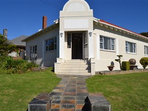6 Bed House in Berea