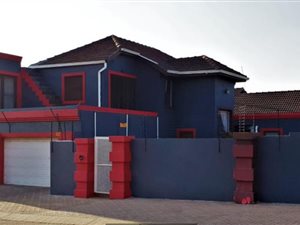 700 m² Commercial space in Garsfontein