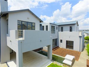 5 Bed House in Waterfall Country Village