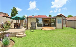 2 Bedroom House in Bromhof