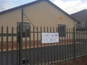 350 m² Commercial space in Glen Marais