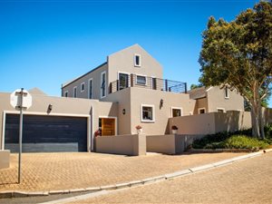 4 Bed House in Kelderhof Country Village