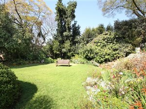 915 m² Land available in Melrose Estate