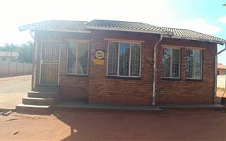 3 Bedroom House in Geelhoutpark
