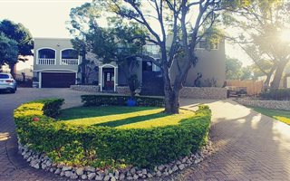 6 Bedroom House in Waterkloof Ridge