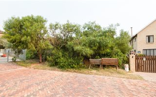 983 m² Land available in Cola Beach