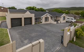 5 Bedroom House in Clarendon Marine