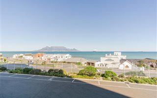 3 Bedroom Apartment in Bloubergstrand