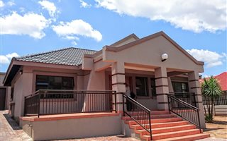 4 Bedroom House in Linmeyer