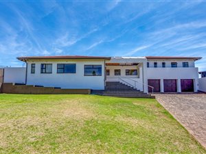 4 Bedroom House in Kloofendal