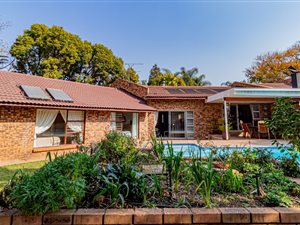 4 Bed House in Die Wilgers