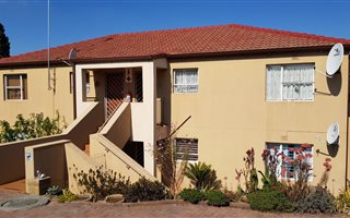 2 Bedroom Townhouse in Vanderbijlpark SW