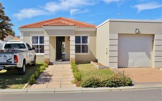 2 Bedroom House in Van Riebeeckstrand