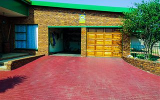 4 Bedroom House in Dalpark