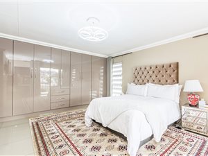 6 Bed House in Bosmont