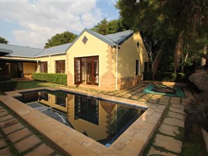 5 Bed House in Silver Lakes Golf Estate