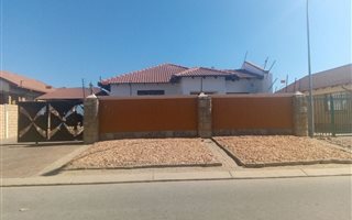 4 Bedroom House in Ivy Park