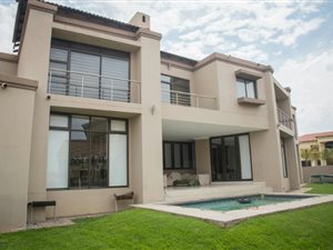 5 Bed House in Blue Valley Golf Estate