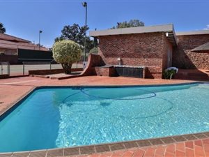 5 Bed House in Van Der Hoff Park