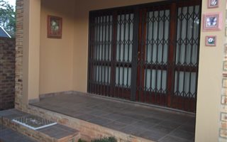 1 Bedroom Garden Cottage in Rooihuiskraal