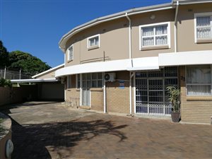 6 Bed House in Stanger Manor