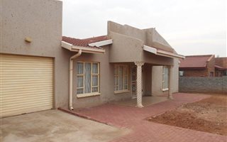 3 Bedroom House in Geelhoutpark