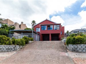 3 Bed House in Dana Bay