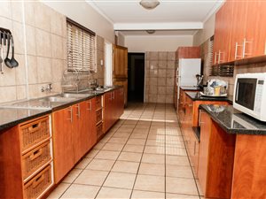 11 Bed House in Val de Grace