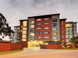 3 Bed Apartment in Die Hoewes