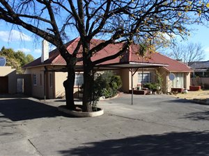 5 Bed House in Top Town