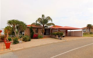 6 Bedroom House in Menkenkop