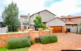3 Bedroom House in Olympus AH