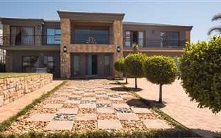 4 Bedroom House in Village On Sea