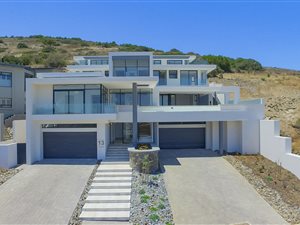 5 Bed House in Baronetcy Estate