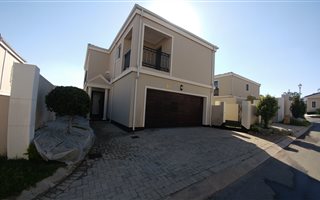 3 Bedroom Duplex in Maroeladal