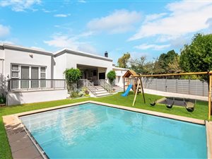 5 Bed House in Greenside
