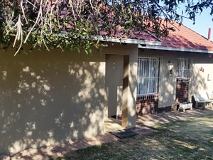 4 Bed House in Bromhof