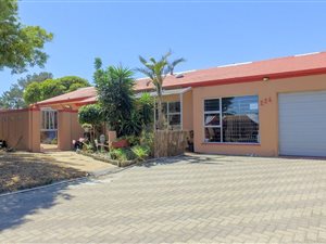 5 Bed House in Goodwood