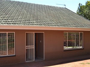 4 Bedroom House in Lynnwood Glen