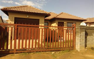 3 Bedroom House in Olievenhoutbosch